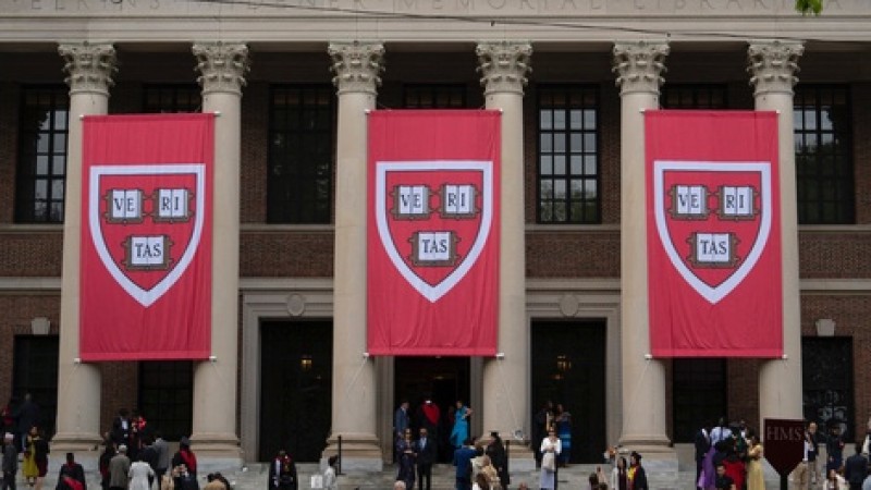 El gobierno de Trump exige a Harvard entregar datos de sus estudiantes extranjeros